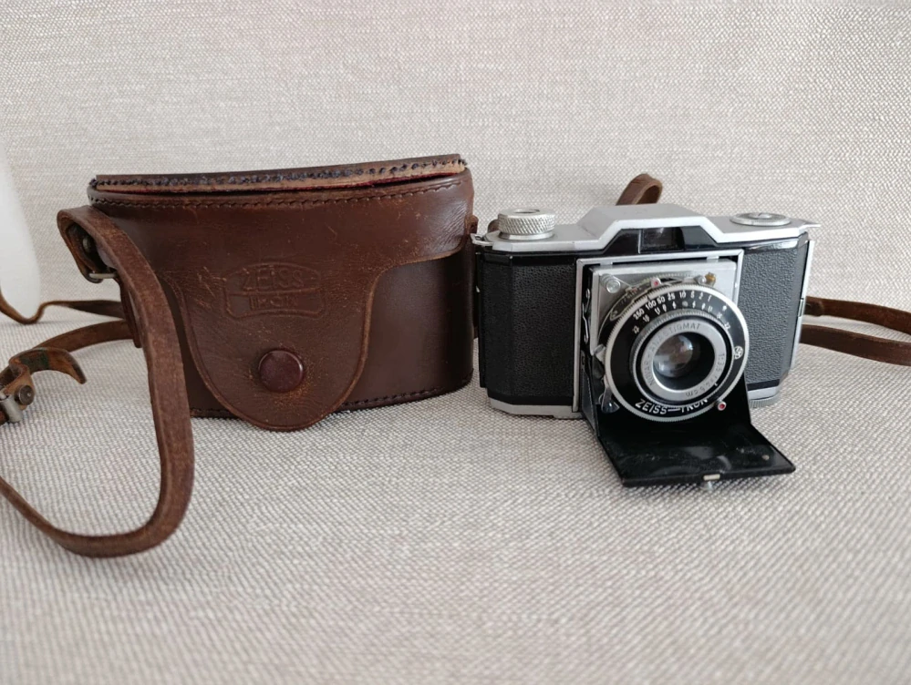 Starý fotoaparát Zeiss Ikon Ikonta 35 522/24 – Novar-Anastigmat 3,5/45 mm + pouzdro č.64
