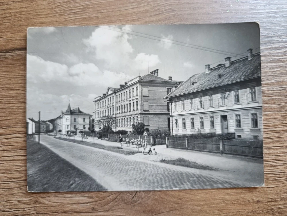 ČESKÉ VELENICE – základní devítiletá škola, děti – stará pohlednice