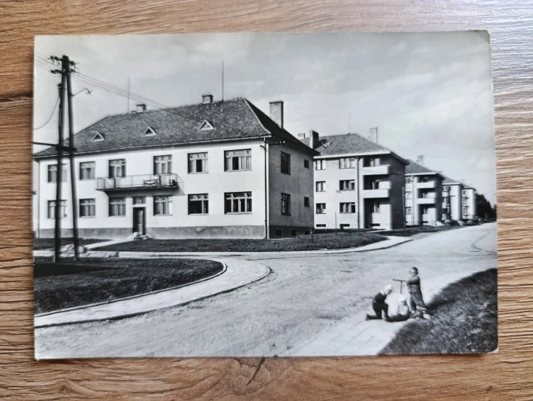SLAVIČÍN – nové sídliště, domy a děti – stará pohlednice ČSSR