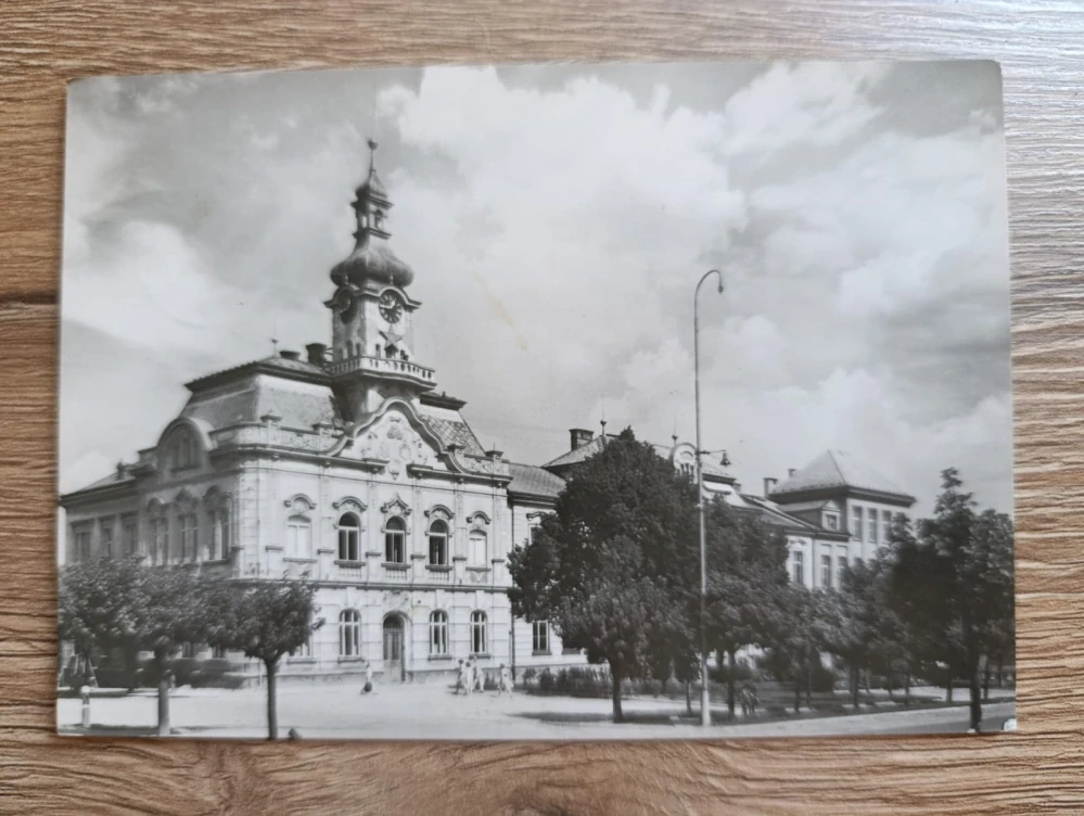 ČELÁKOVICE – náměstí 9. května, radnice z roku 1715 – pohlednice