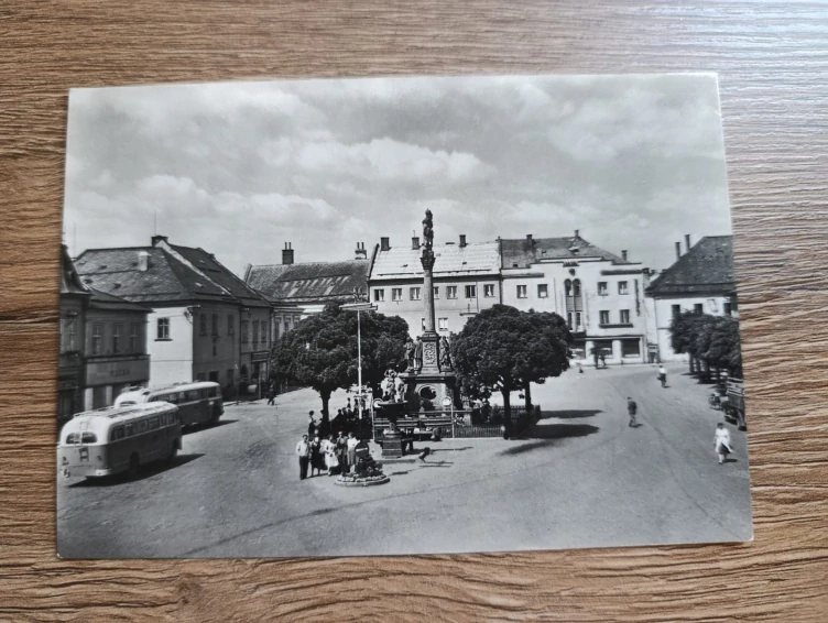 MOHELNICE – náměstí, morový sloup, autobusy – stará pohlednice