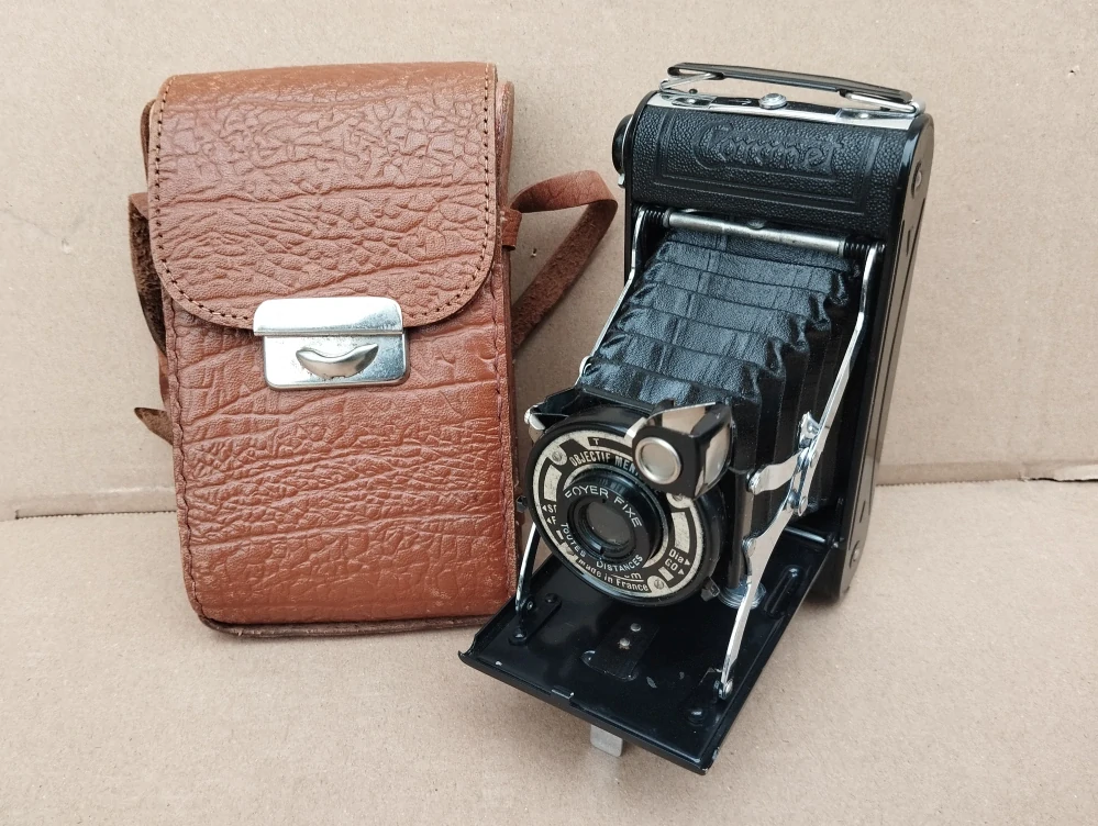 Starý měchový fotoaparát Coronet 6 × 9 cm + pouzdro