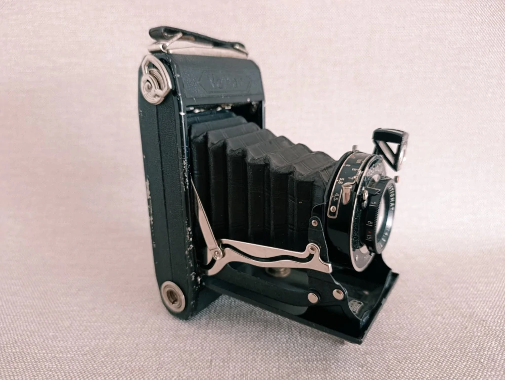 Starý měchový fotoaparát Zeiss Ikon Nettar 6×9 – objektiv 1:4,5 f=11 cm (č.52)