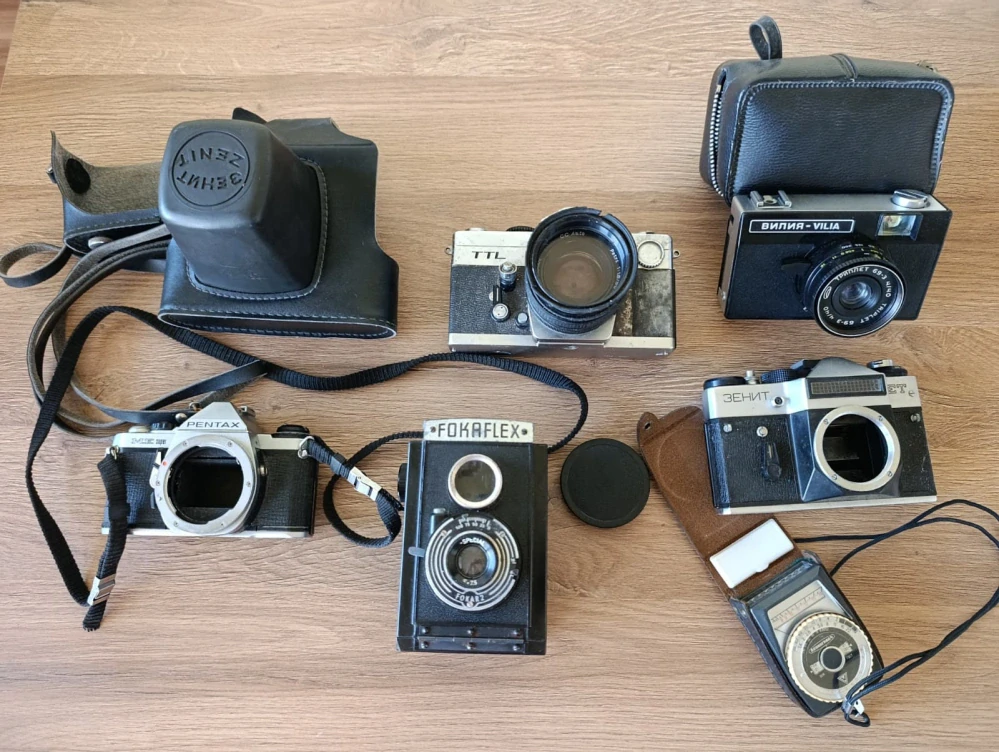 Staré fotoaparáty a příslušenství – nekompletní, nefunkční, na díly č.65