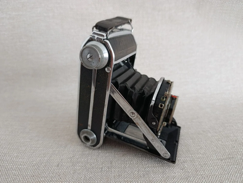 Starý měchový fotoaparát Rodenstock Trinar 2,9/7,5 Compur – poškozený č.66