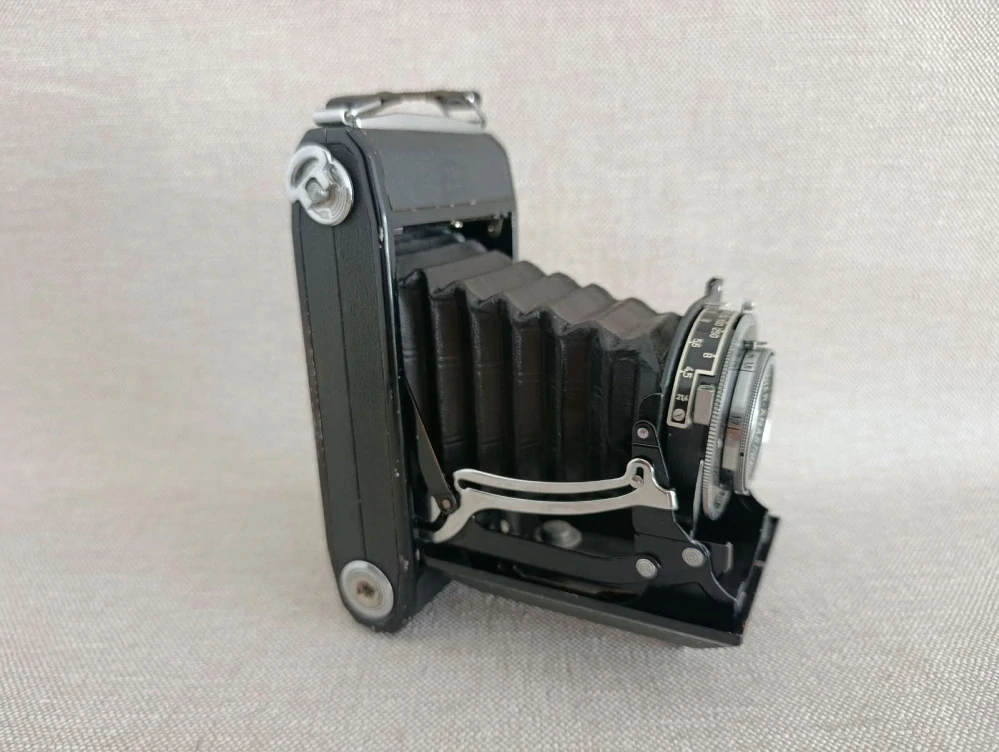 Starý fotoaparát Zeiss Ikon Nettar 515/2 – Novar 4,5/10,5 Prontor-S č.79