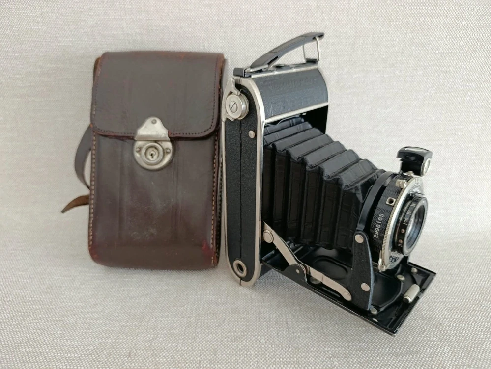 Historický měchový fotoaparát Voigtländer Bessa – Skopar 4,5/10,5 Compur + pouzdro č.84