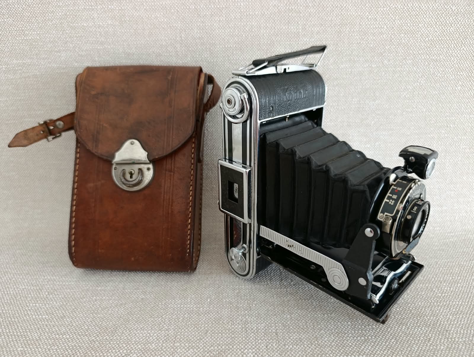 Kodak Junior 620 – měchový fotoaparát, pouzdro + starý film č.104