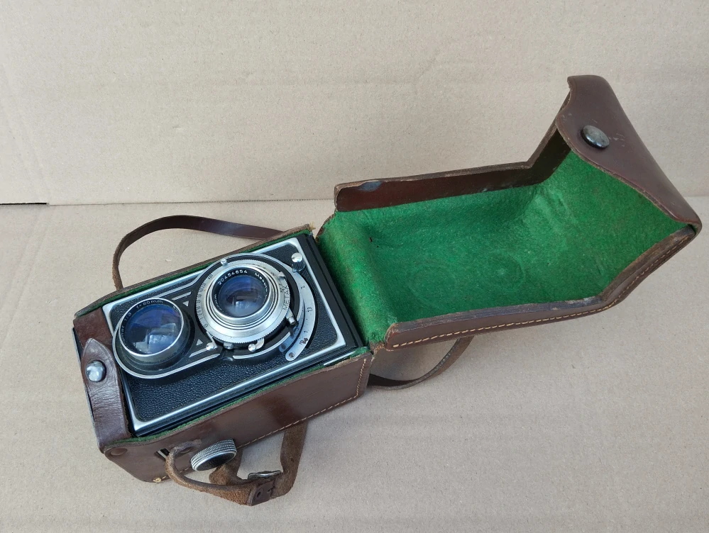 Starý fotoaparát Flexaret s kož.pouzdrem