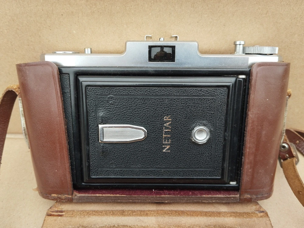 Starý větší fotoaparát Zeiss Ikon + pozdro