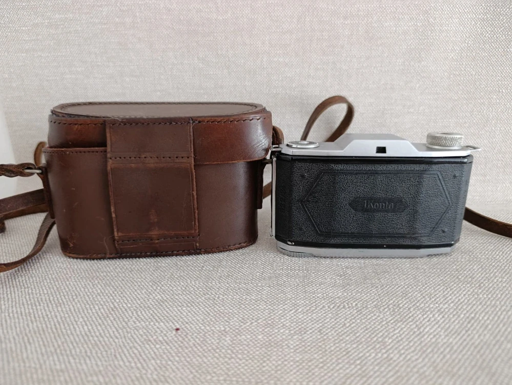 Starý fotoaparát Zeiss Ikon Ikonta 35 522/24 – Novar-Anastigmat 3,5/45 mm + pouzdro č.64