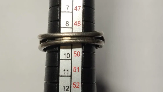 Stříbrný prsten se šedým kamenem, vel. 49