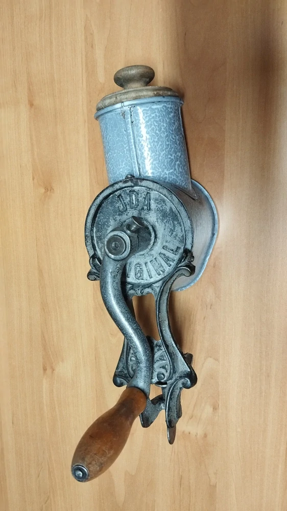 Starý litinový mlýnek na strouhanku IDA – velký retro kuchyňský mlýnek se smaltem