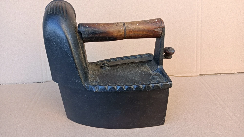 Krásná a velmi stará žehlička s komínem - komínová žehlička