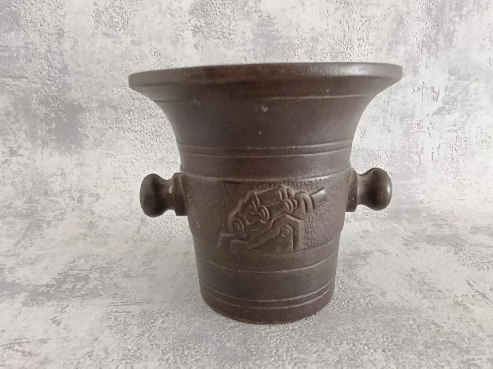Starý litinový válečný hmoždíř 1914–1916 s reliéfem děla | 1,65 kg | originální starožitnost