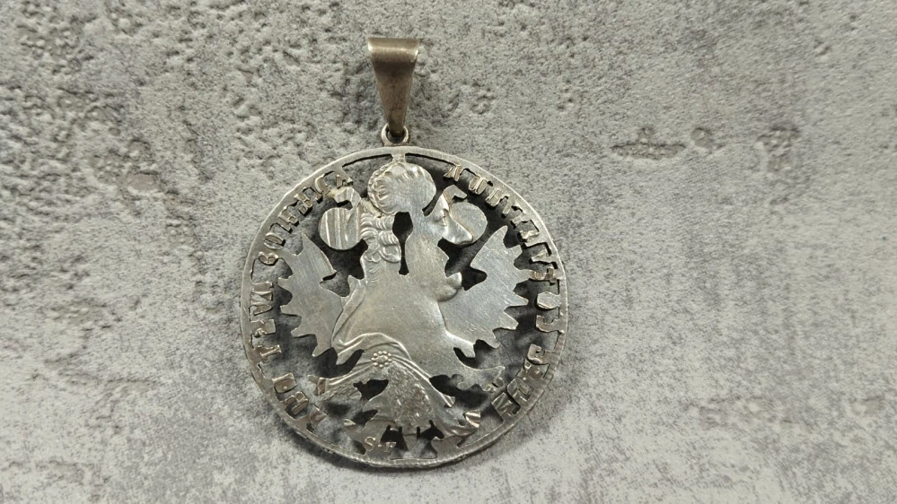 Velká stříbrná mince - tolar Marie Terezie(novoražba) stříbrný přívěšek vyřezávaný, 