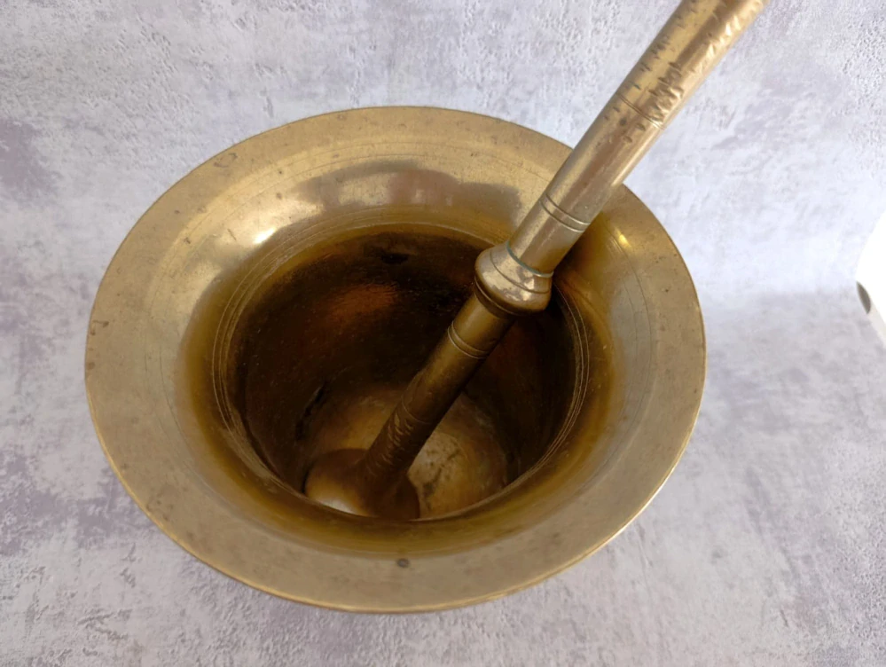 Velký starožitný mosazný hmoždíř s tloukem (3,25 kg) – masivní lékárnický / kuchyňský hmoždíř s bočními uchy, č. 13