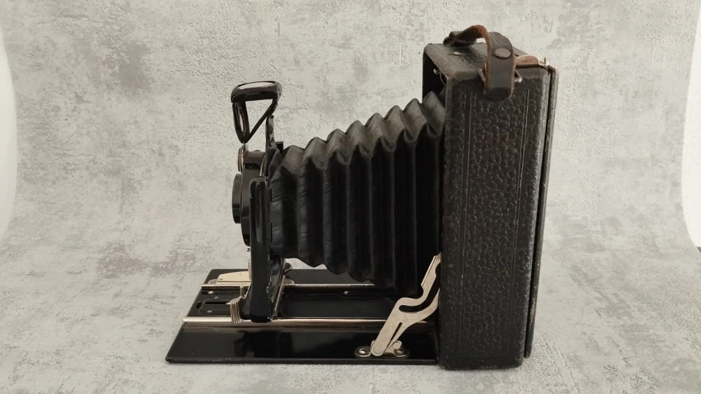 Velmi starý velký měchový fotoaparát ICA