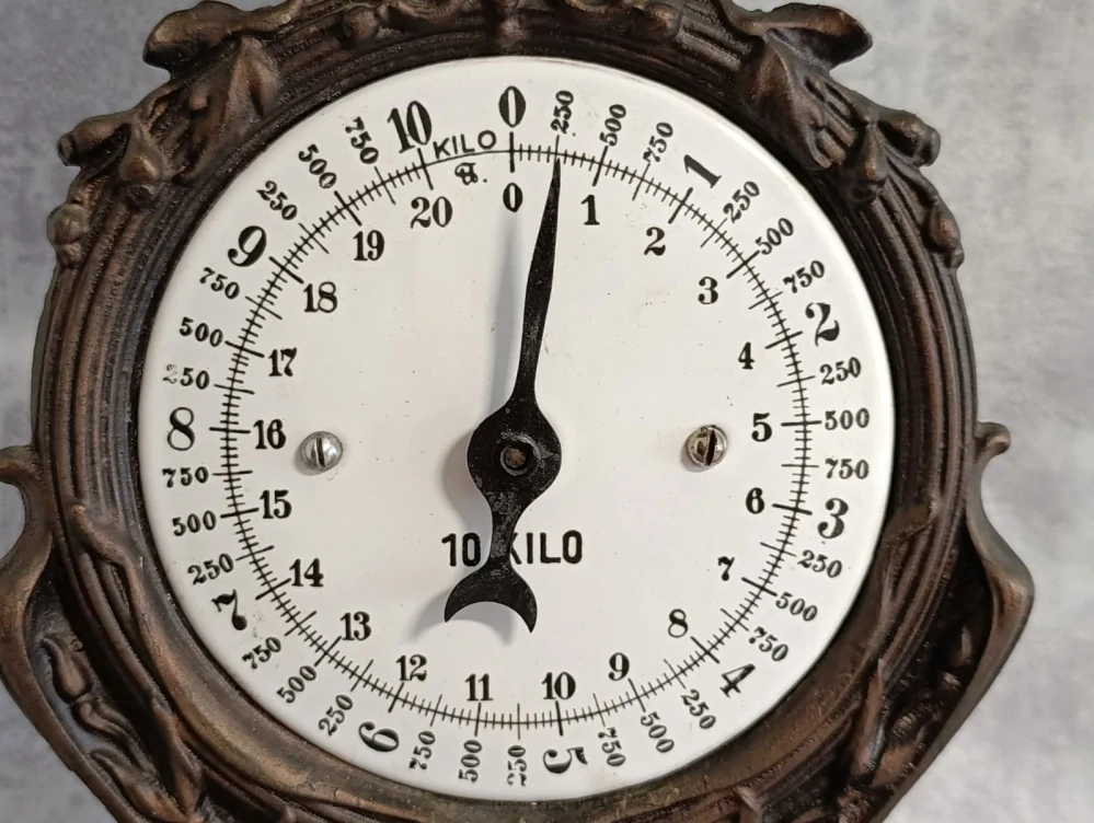 Výjimečné starožitné figuralní váhy – jednomiskové | 10 kg