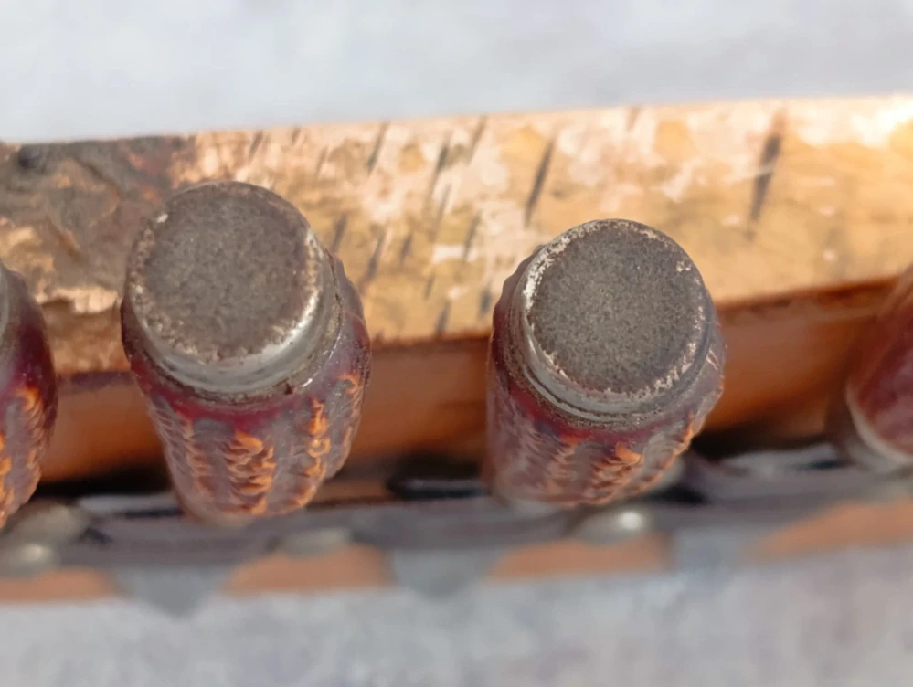 6ks malých nožíku na dřevěné podložce