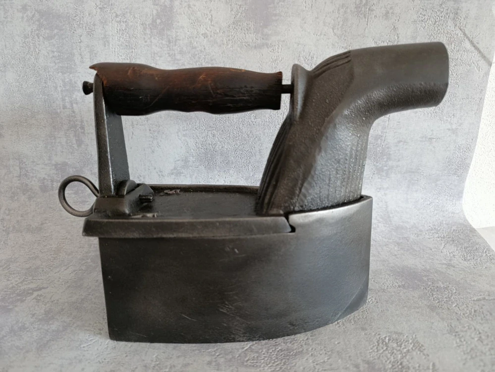 Velmi stará a velká komínová žehlička