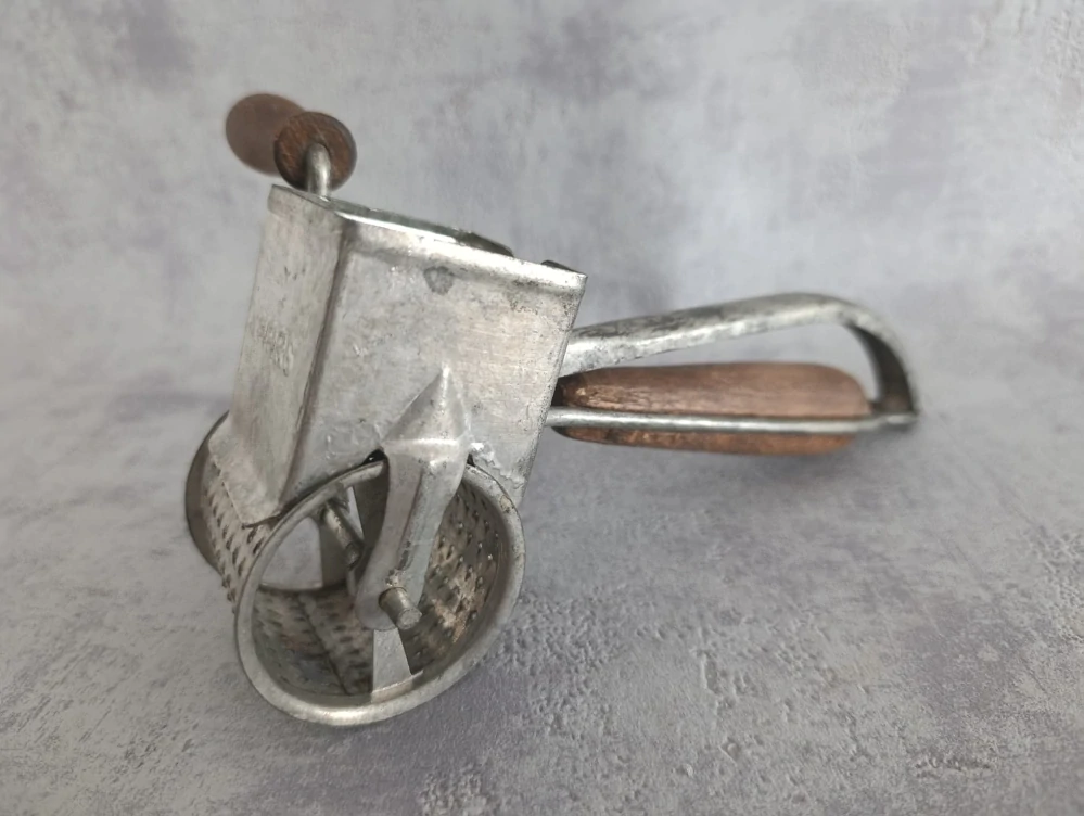 Starý strojek MARS na ořechy, čokoládu či strouhanku.