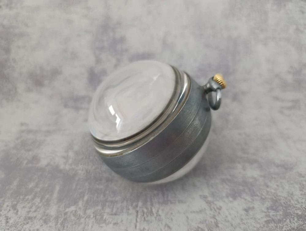 Vzácné starožitné hodinky OMEGA ve skleněné kouli (těžítko) – erotický motiv, Švýcarsko cca 1920–1930