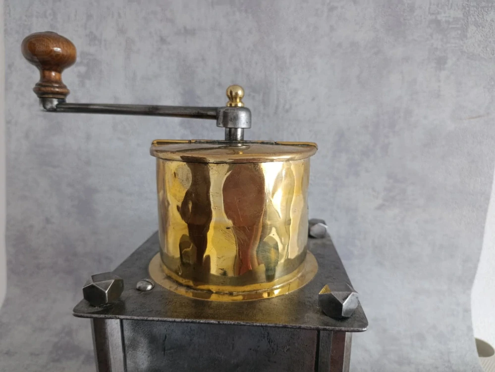 Velký hostinský mlýnek na kávu z 19. století