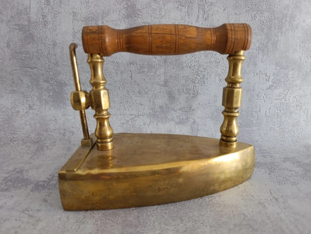 Starožitná mosazná žehlička s vyndavacím nahřívacím tělesem – dřevěná rukojeť, funkční mechanismus, 19 cm, 3,35 kg