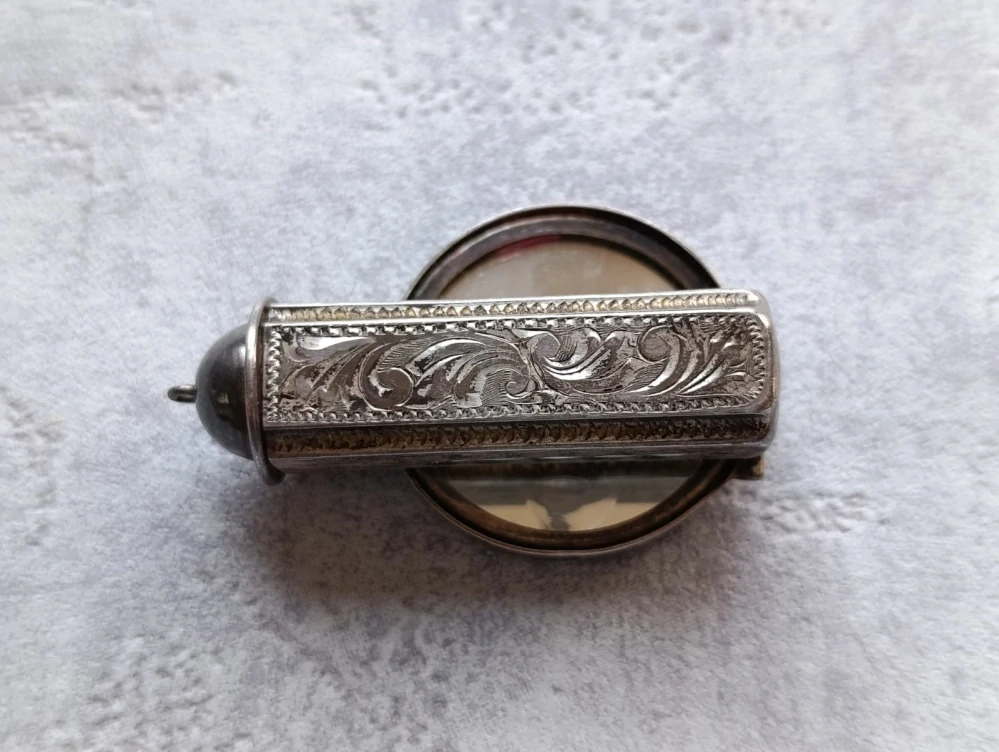 Starožitné stříbrné pouzdro na rtěnku se zrcátkem (punc 900) – gravírované, vintage