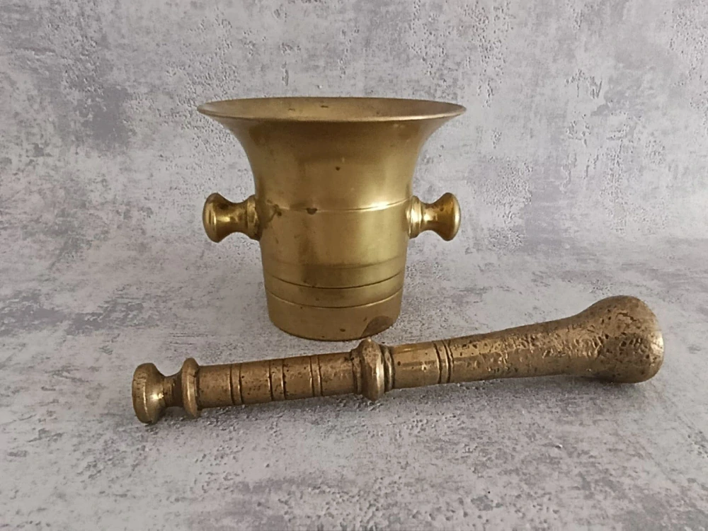 Starožitný mosazný hmoždíř s tloukem č. 8 – masivní mosaz, 1,6 kg | vintage dekorace do kuchyně, chalupy či sbírky