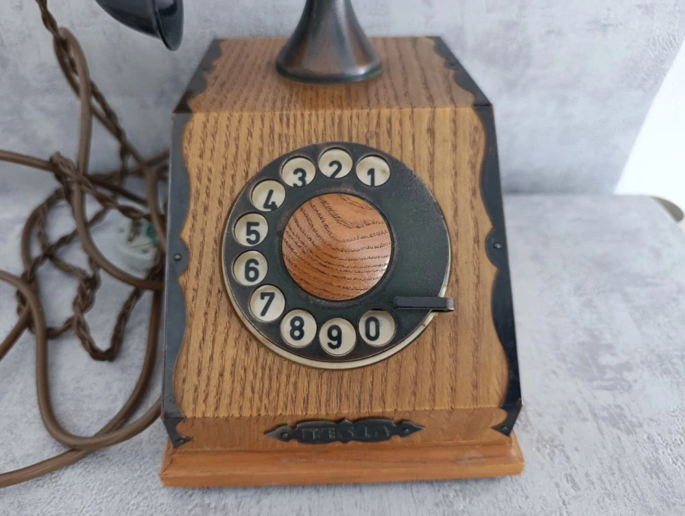Retro telefon TESLA Cs20 dřevěný – Československo 1979 – originál, pěkný stav