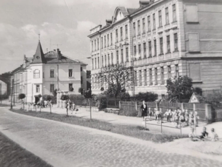 ČESKÉ VELENICE – základní devítiletá škola, děti – stará pohlednice
