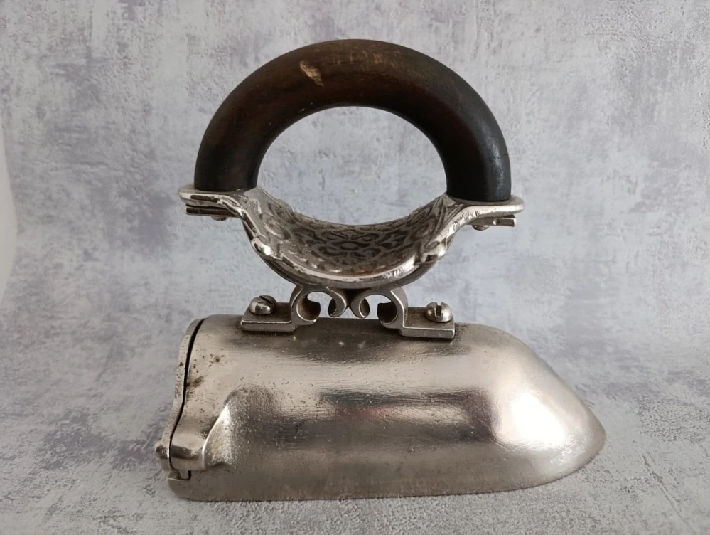 Starožitná niklovaná žehlička s vyjímatelným nahřívacím tělískem – masivní model, cca počátek 20. století, 3,92 kg