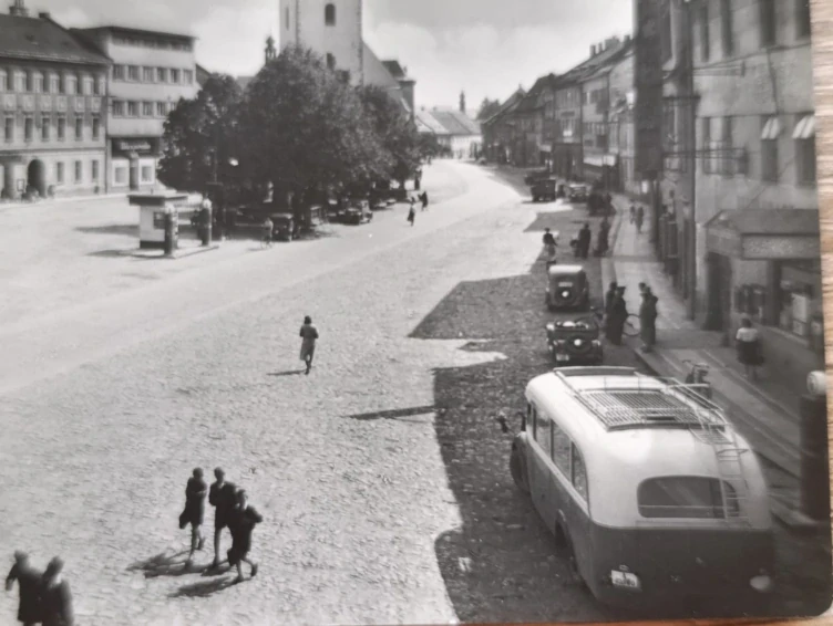 VELKÉ MEZIŘÍČÍ – náměstí, kostel, autobus, stará pohlednice