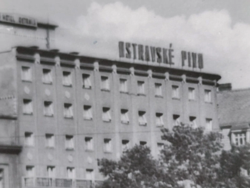 OSTRAVA – náměstí Vítězného února, hotel Ostrava, auta 1952