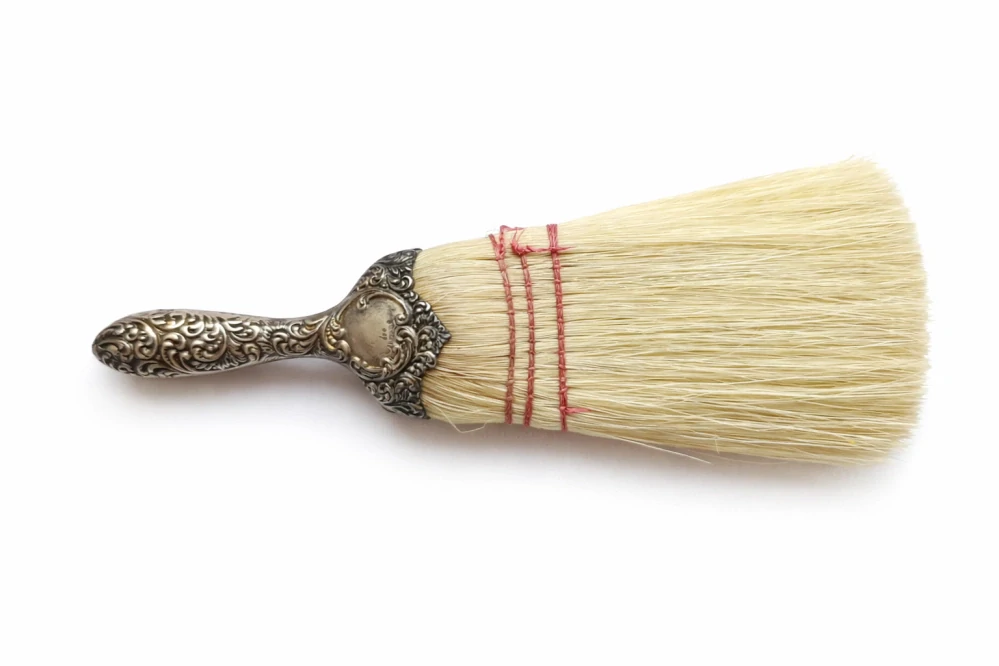 Cestovní holičský kartáč na smetání vlasů (neck brush) se stříbrnou rukojetí a koženým pouzdrem, 2. polovina 19. století (cca 1860–1900)