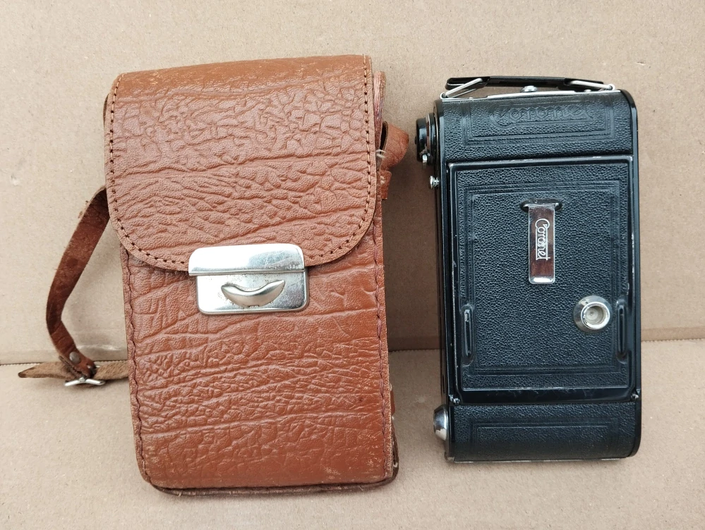 Starý měchový fotoaparát Coronet 6 × 9 cm + pouzdro