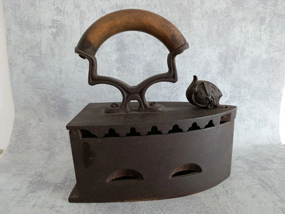 Velká starožitná litinová žehlička s dřevěnou rukojetí – dekorativní kus (3,6 kg)