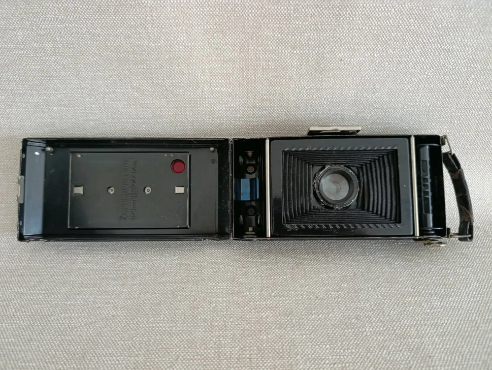 Starožitný měchový fotoaparát Zeiss Ikon Tessar 4,5/10,5 cm č.75