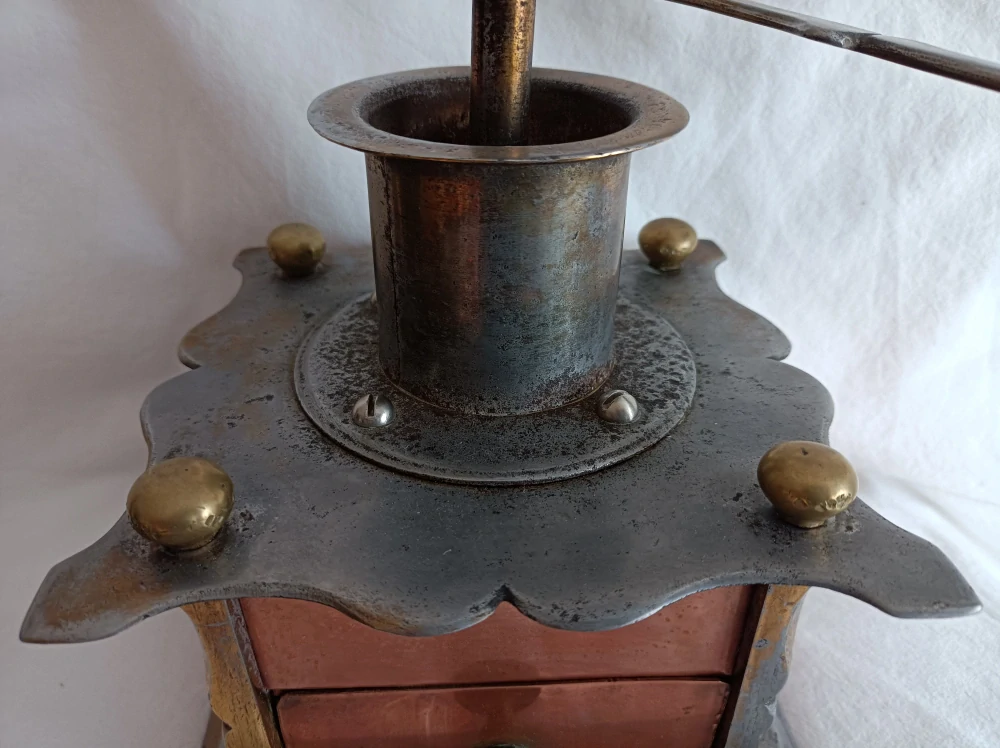 Starožitný velký mlýnek na kávu – válcová násypka, kombinace kovů