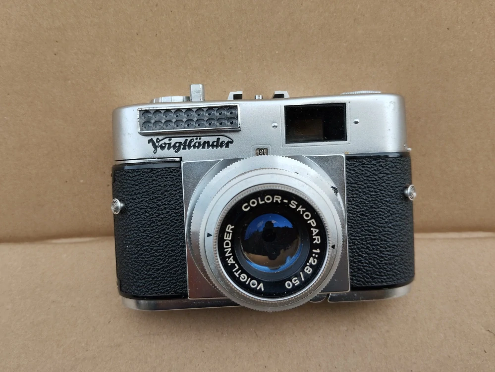 Starý fotoaparát Voigtlander s pouzdrem