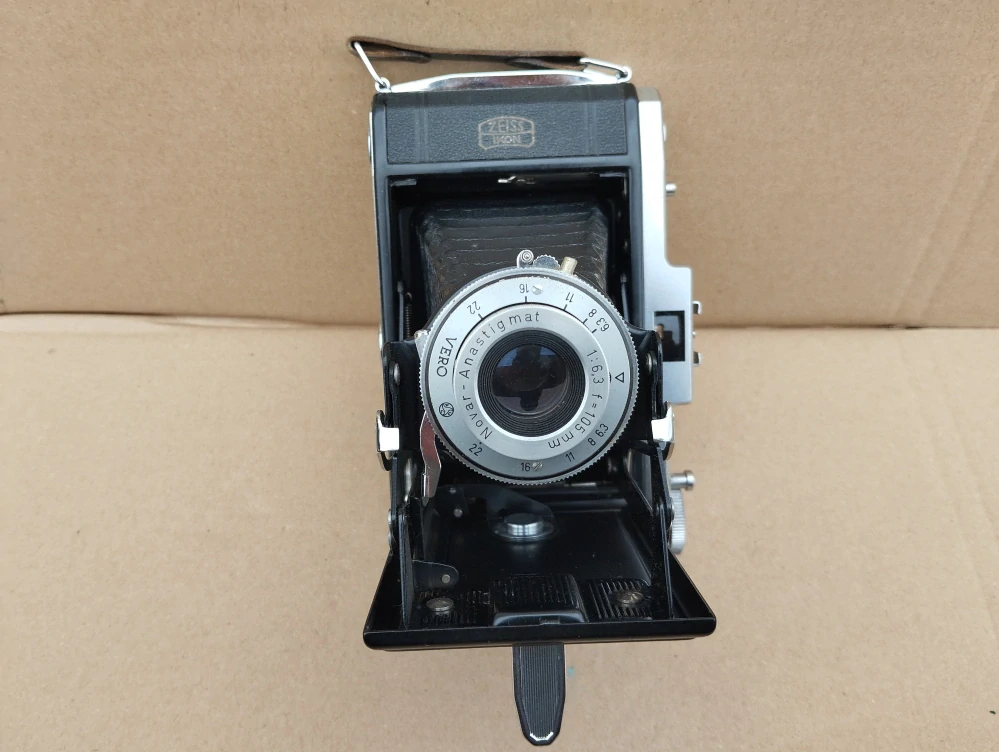 Starý větší fotoaparát Zeiss Ikon + pozdro