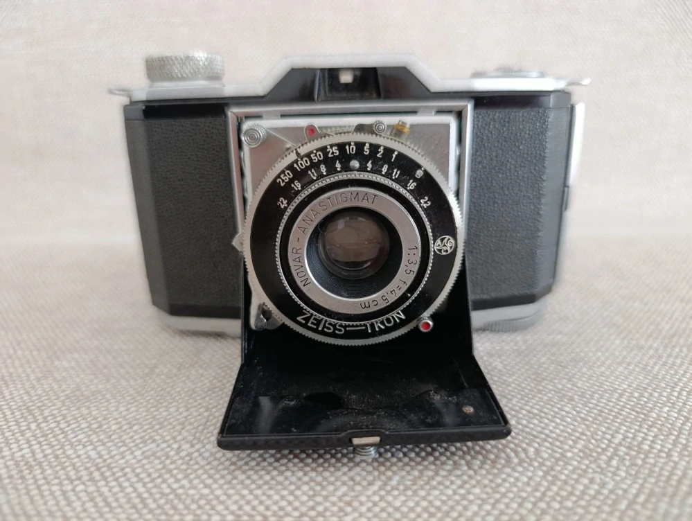 Starý fotoaparát Zeiss Ikon Ikonta 35 522/24 – Novar-Anastigmat 3,5/45 mm + pouzdro č.64