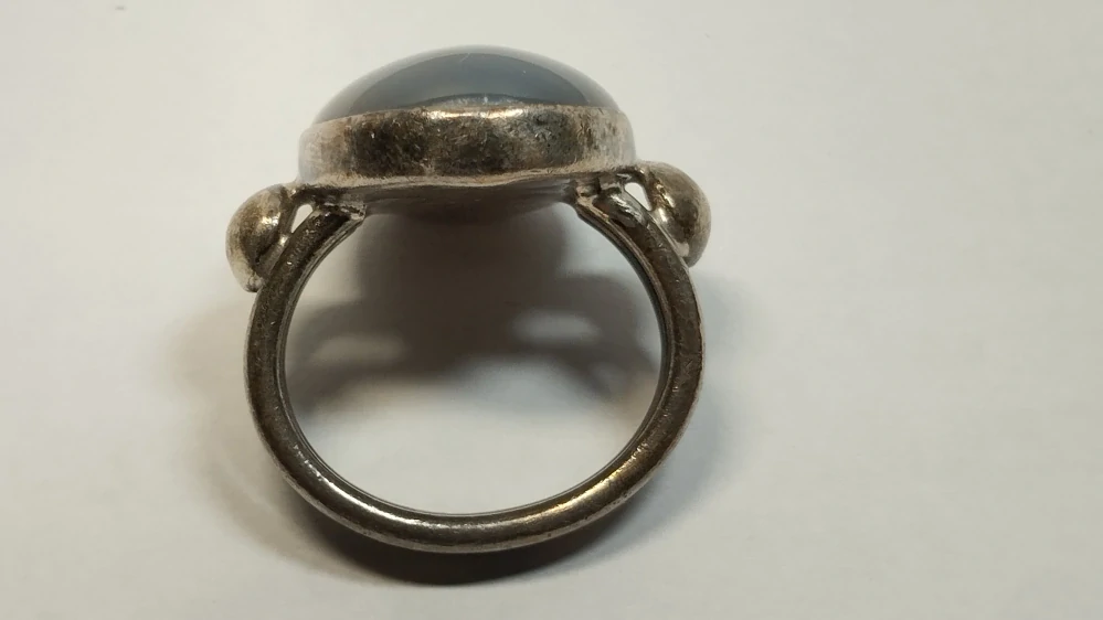 Stříbrný prsten se šedým kamenem, vel. 49
