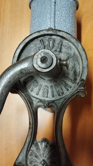 Starý litinový mlýnek na strouhanku IDA – velký retro kuchyňský mlýnek se smaltem