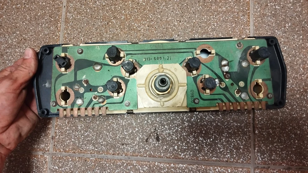 Přístrojová deska, palubní deska, tachometr na Škoda 