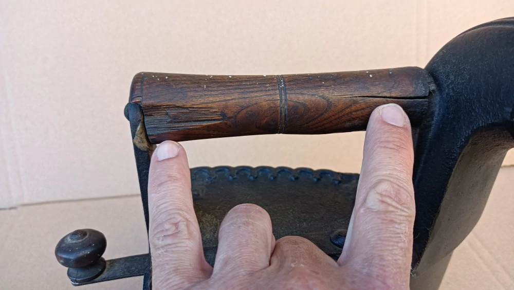 Krásná a velmi stará žehlička s komínem - komínová žehlička