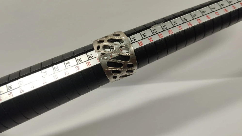 Starý stříbrný hrubší dírovaný prsten vel.57-58