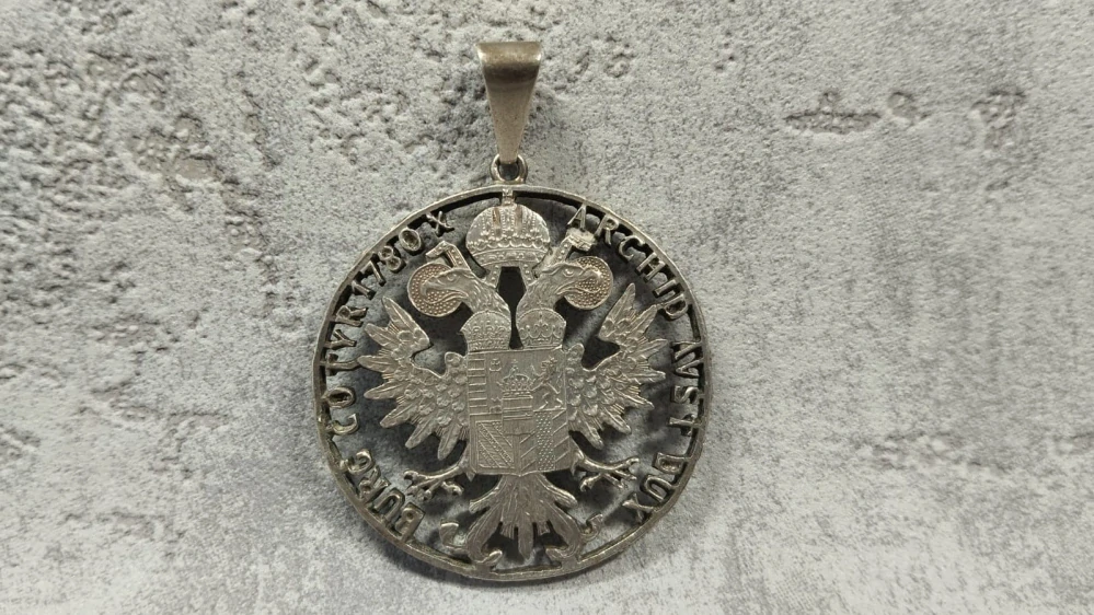 Velká stříbrná mince - tolar Marie Terezie(novoražba) stříbrný přívěšek vyřezávaný, 